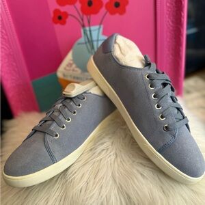 Vionic Gray Sneakers with Minimalist Design